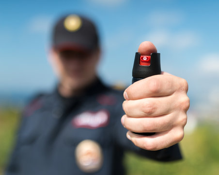 Ukážka správneho držania obranného spreja počas nácviku sebaobrany
