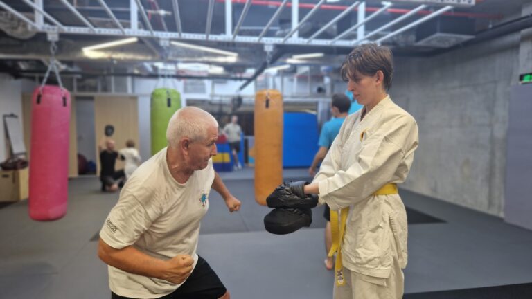 Senior, dôchodca pri tréningu karate v klube Kitsune Dojo