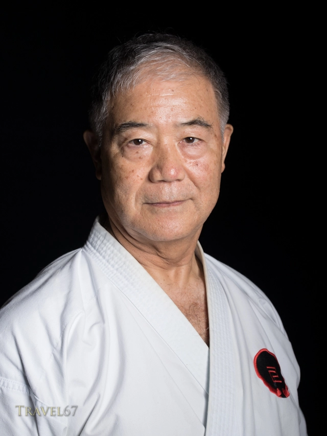 Portrét Senseia Moria Higaonnu, významnej osobnosti Goju-Ryu karate v organizáci TOGKF