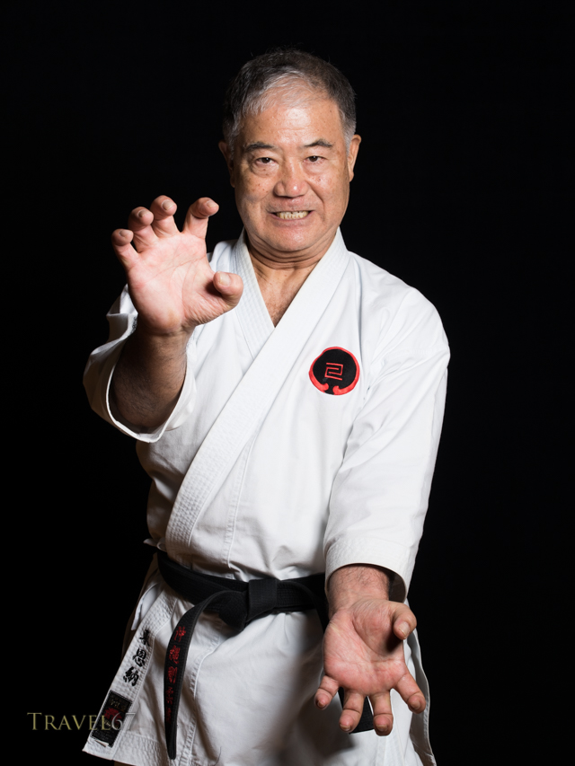 Portrét Senseia Moria Higaonnu, významnej osobnosti Goju-Ryu karate v organizáci TOGKF