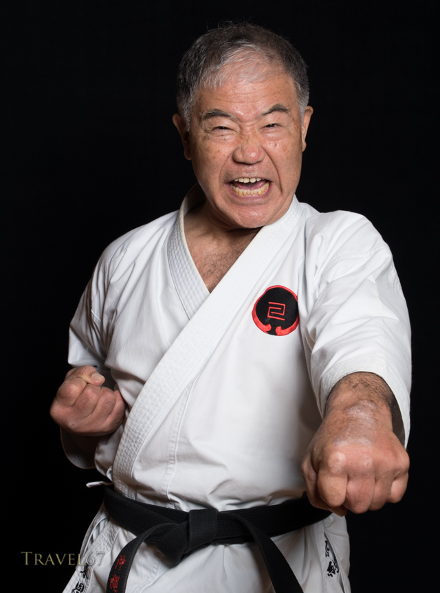 Portrét Senseia Moria Higaonnu, významnej osobnosti Goju-Ryu karate v organizáci TOGKF